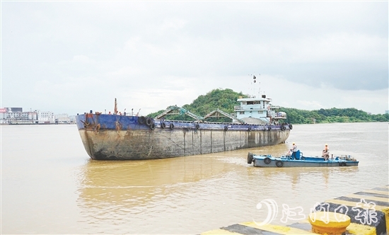 本次演練模擬船只水上遇險，救援隊開展救援工作。