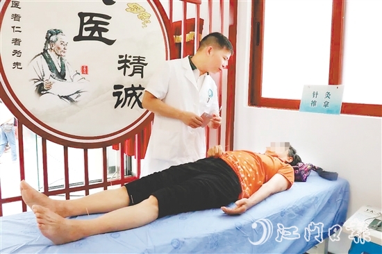 市民在鶴山市中醫(yī)院桂林社區(qū)中醫(yī)館接受治療。鶴山市中醫(yī)院桂林社區(qū)中醫(yī)館