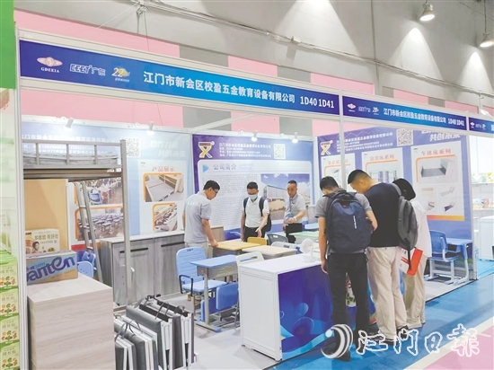 校盈五金研發(fā)的可升降課桌椅受到市場(chǎng)歡迎。