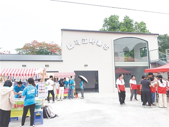 恩平歇馬學院聯(lián)合五邑大學團隊，將閑置樓房改造成歇馬江畔集市。