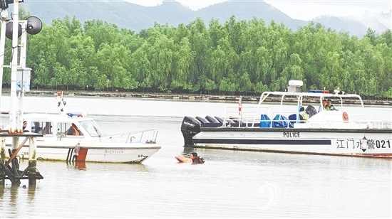 演練中，恩平就近組織力量開展救援行動(dòng)。