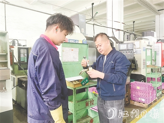 華藝衛(wèi)浴通過建立勞模創(chuàng)新工作室，將勞模精神轉(zhuǎn)化為具體的人才培養(yǎng)機(jī)制。