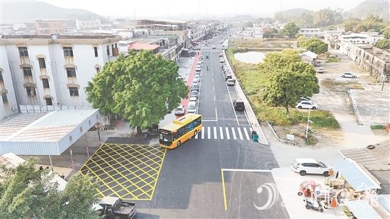 金雞鎮(zhèn)開展銀龍路升級(jí)改造工程，基礎(chǔ)設(shè)施不斷提檔升級(jí)。