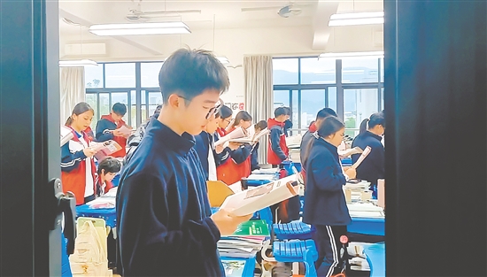 學(xué)生們?cè)谠缱x。