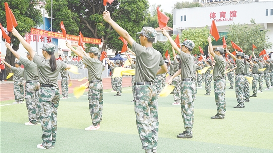 國(guó)防班學(xué)生進(jìn)行訓(xùn)練。