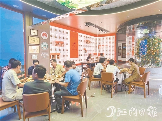 體驗(yàn)館設(shè)置了休憩和茶點(diǎn)品鑒的區(qū)域，還專門布置了茶坑歷史文化主題展覽。