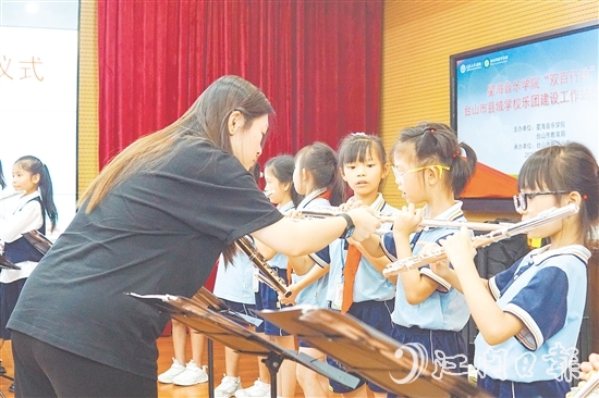 星海音樂學(xué)院師生團(tuán)隊(duì)為臺(tái)山學(xué)子進(jìn)行專業(yè)藝術(shù)指導(dǎo)。