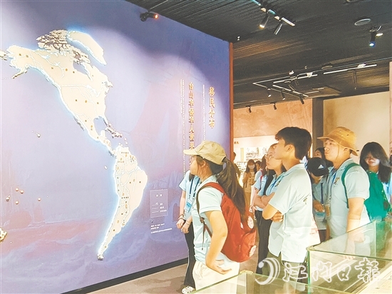 營員們參觀臺山市華僑文化博物館，了解僑鄉(xiāng)歷史文化。