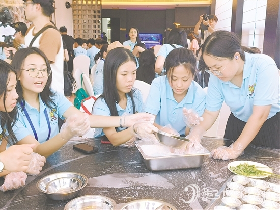 營員們制作艾糍美食，感受僑鄉(xiāng)民俗風(fēng)情。
