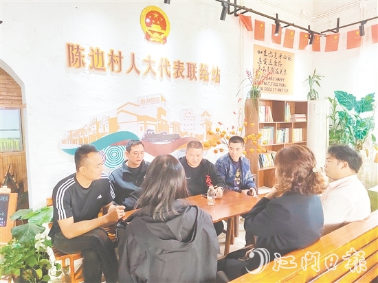 大江鎮(zhèn)人大代表在聯(lián)絡(luò)站接訪群眾，聽取群眾意見建議。