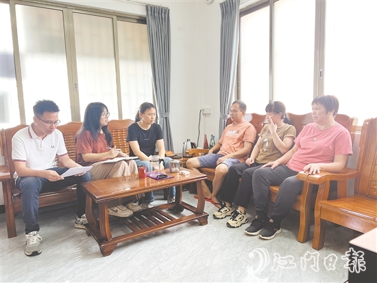 林婉君（左二）和同事們定期深入各村（社區(qū)），與村干部圍坐交流。