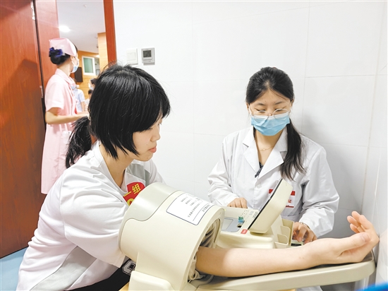 考生有序參加體檢。