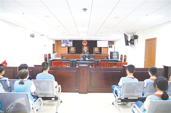 學(xué)生旁聽“幫信罪”案件庭審。