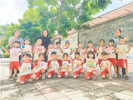 小朋友們用畫筆描繪出對小學生活的期待。