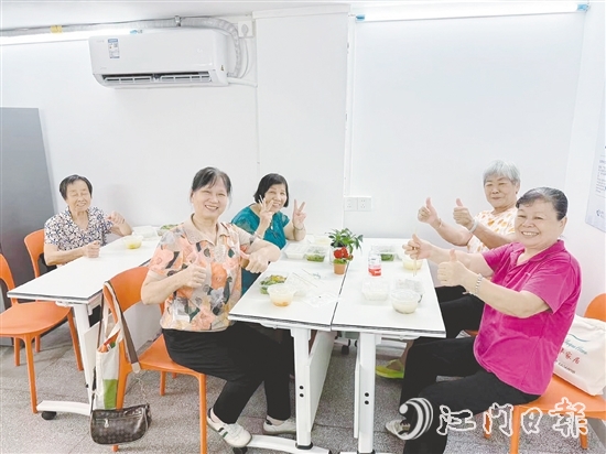 老人在南興社區(qū)嵌入式公共服務(wù)點(diǎn)的長(zhǎng)者食堂用餐。