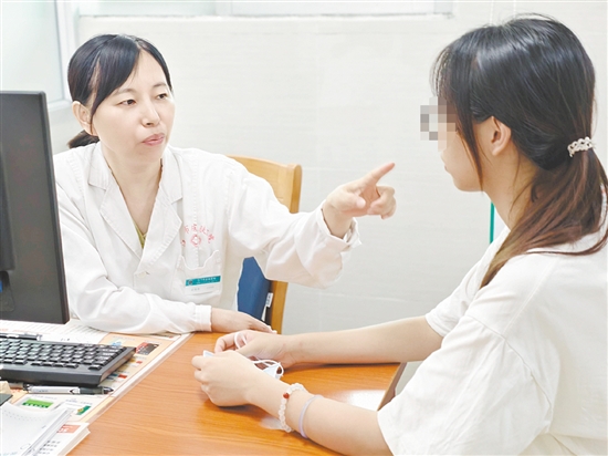 學(xué)生群體在暑假走進(jìn)“變美”診室。醫(yī)生提醒，做有必要的美容手術(shù)，沒有必要的美容手術(shù)一定不要做。