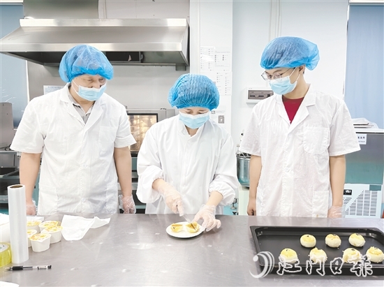 針對(duì)消費(fèi)者對(duì)食品健康的要求，旭日蛋品在鴨源的營養(yǎng)或飼養(yǎng)習(xí)性上去作出改變，以控制產(chǎn)品脂肪含量。