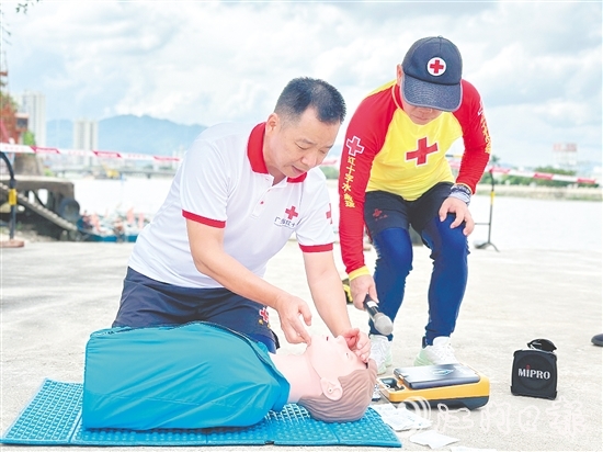 紅十字會培訓導師現(xiàn)場示范急救方法。