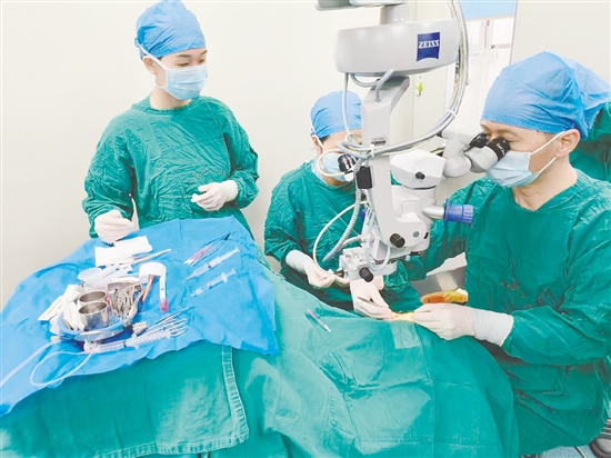 醫(yī)生為患者進行手術(shù)。