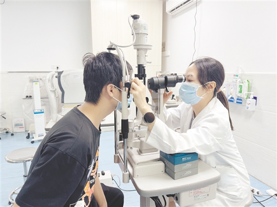 醫(yī)生為患者進行眼部復查。