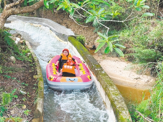 夏天，許多市民游客都熱衷漂流。