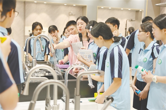 學(xué)生參觀企業(yè)展廳，了解現(xiàn)代企業(yè)管理理念。