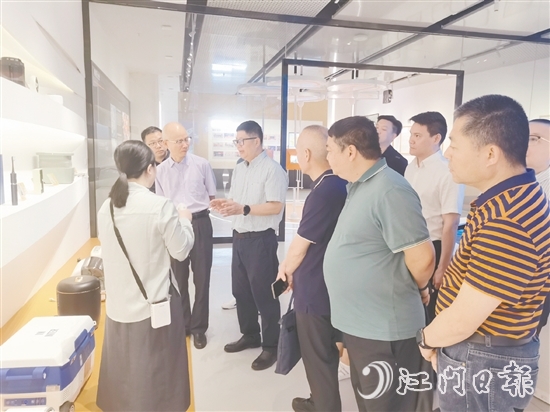 4月，新會區(qū)政協(xié)經(jīng)濟和資源環(huán)境委員會赴順德廣東工業(yè)設計城開展生產(chǎn)性服務業(yè)專題調(diào)研。