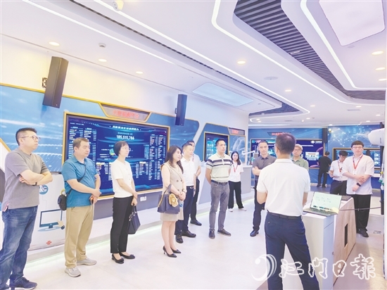 6月，新會區(qū)政協(xié)提案和聯(lián)絡委員會圍繞人工智能技術與實體經(jīng)濟深度融合到江門聯(lián)通公司調(diào)研。