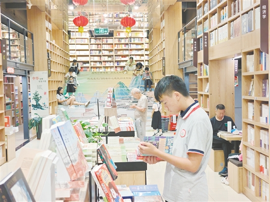 江門新華書店對各類熱銷圖書、文體用品開展了買贈、多重折扣等優(yōu)惠活動，吸引了眾多讀者。