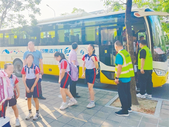 新會區(qū)“點單式”定制公交服務讓許多學校成為受益者。
