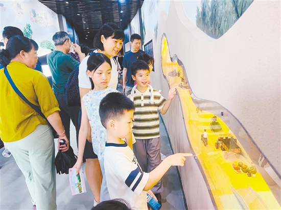 親子家庭在小鳥天堂生態(tài)體驗館學(xué)習(xí)參觀。