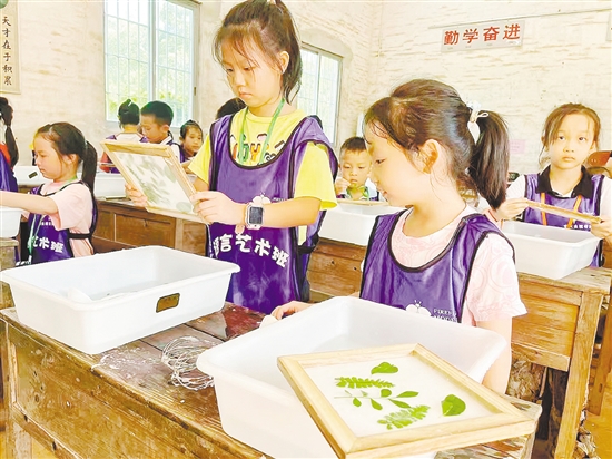 荷溪星舍民宿將歷史文化和鄉(xiāng)村自然生態(tài)有機(jī)結(jié)合，定期開展手工實踐活動。