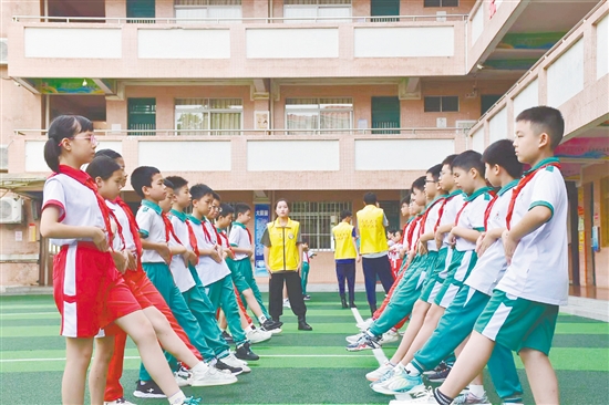 同學們在認真訓練。