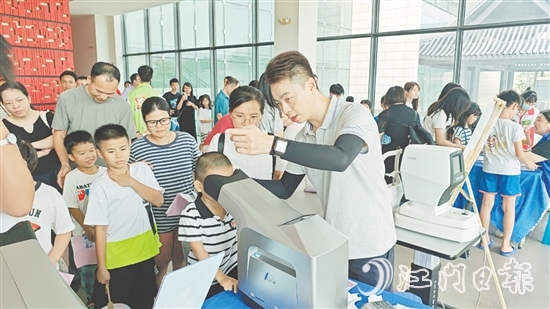 在劇場外，鶴山愛爾新希望眼科醫(yī)院布置了多個服務攤位，為孩子們提供眼健康檢查。