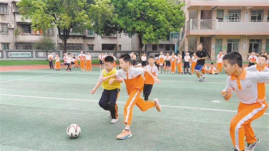 球員們?cè)趫?chǎng)上展開(kāi)角逐。