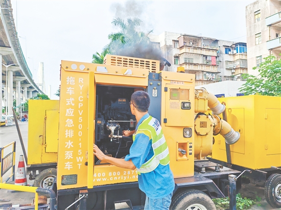江門城管針對性前置8臺抽水泵車至防汛一線，確保積水出現(xiàn)時能快速響應(yīng)。蔡昭璐