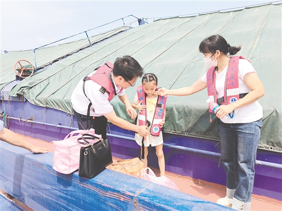 江門開平海事處及時將船上人員撤離至岸上安全地帶。