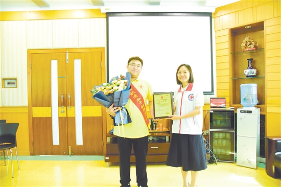 江門(mén)市紅十字會(huì)為陳杰峰頒發(fā)榮譽(yù)證書(shū)。