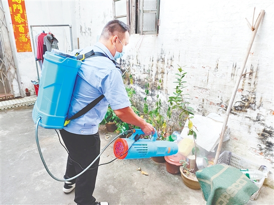 工作人員正在消殺滅蚊。
