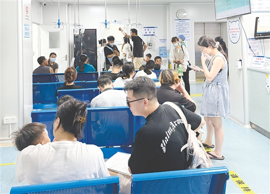 家長帶著孩子在候診。