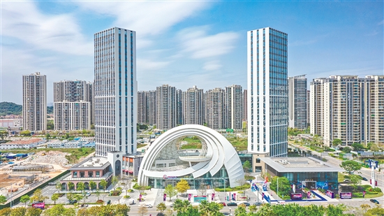“灣區(qū)之眼”商業(yè)區(qū)的開業(yè)填補(bǔ)了濱江新區(qū)商業(yè)板塊的空缺。