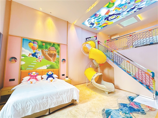 巴貝高比比企鵝親子酒店親子房內(nèi)設(shè)有旋轉(zhuǎn)滑梯。