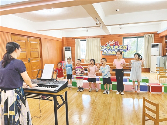 少年兒童在“家門口”免費享受優(yōu)質(zhì)藝術教育。