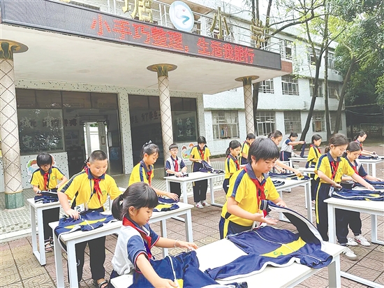 龍?zhí)列W的學生認真參加“小手巧整理”挑戰(zhàn)賽。