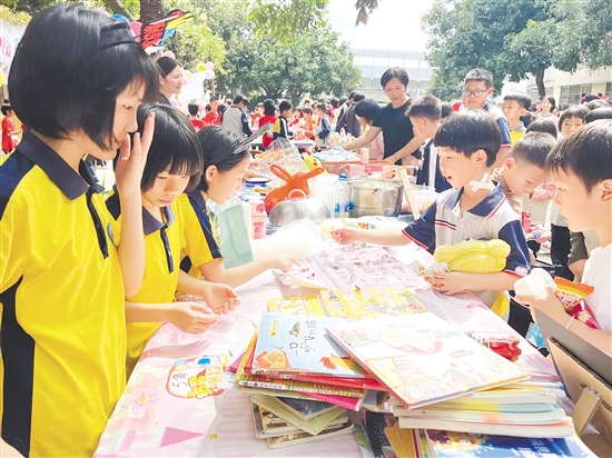 沙岡小學打造品牌活動鏈，成為水口鎮(zhèn)勞動教育標桿。圖為該校義賣活動現(xiàn)場。