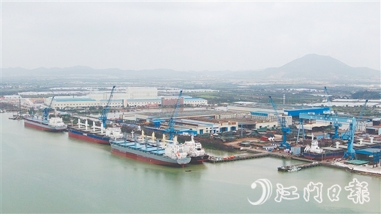 古井鎮(zhèn)是我市造船業(yè)重鎮(zhèn)。焊接機(jī)器人將極大助力企業(yè)實(shí)現(xiàn)降本增效、產(chǎn)線升級(jí)。