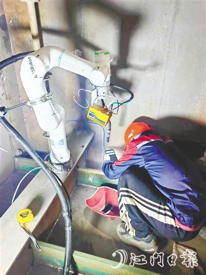 焊接機(jī)器人小巧輕便，接上電源，便可對(duì)著鋼板開始焊接。