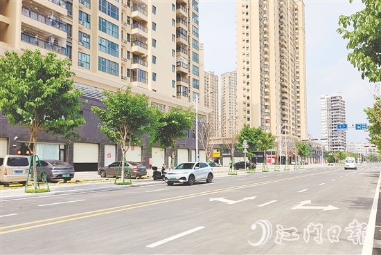 東寧路、僑安路及僑光一巷3條城市支路全面竣工通車，有效緩解陳宜禧路等周邊道路擁堵。圖為新建的東寧路。