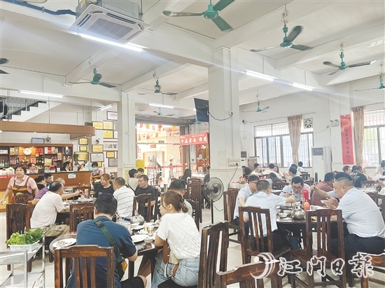 “溫三爺牛世家”餐館吸引無數(shù)食客前來打卡。