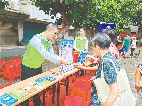 江門保險(xiǎn)行業(yè)深入一線開展保險(xiǎn)知識宣傳活動。